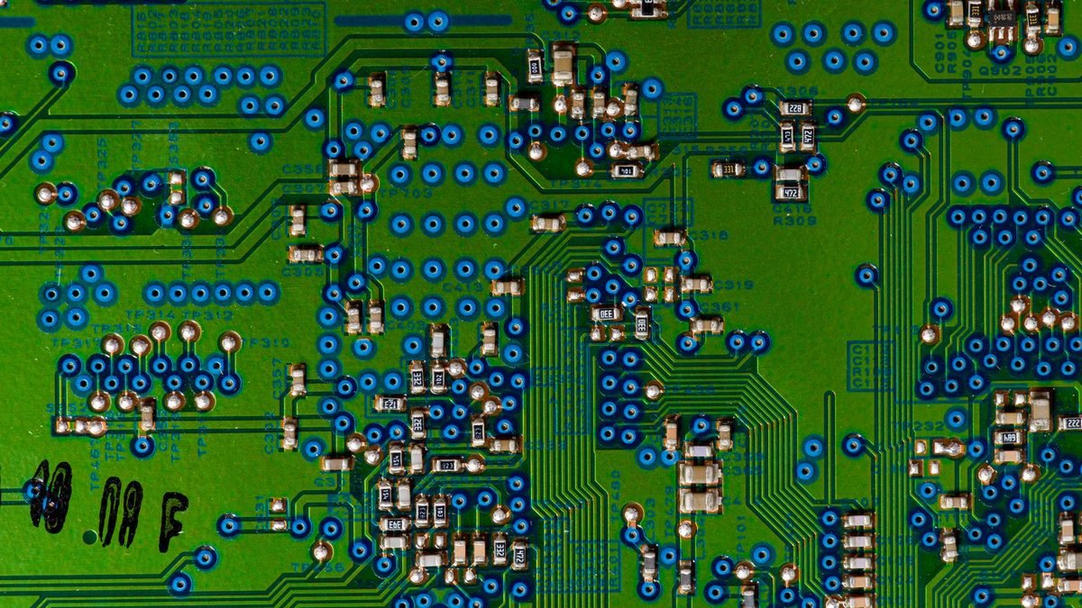 Precision springs and contact springs for PCB assemblies, connectors, battery compartments and electronic devices
