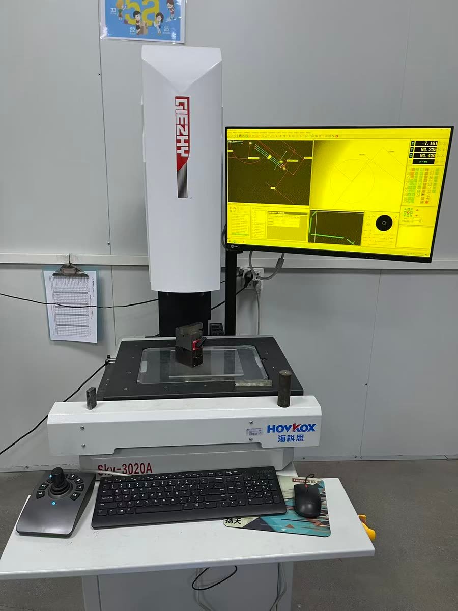 HOVKOK 2.5D vision measuring machine inspecting a formed wire part